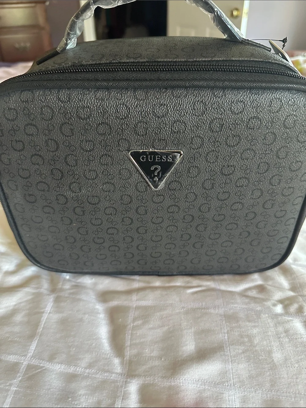 NWT GUESS Gray Signature Logo Cosmetic/Travel Case